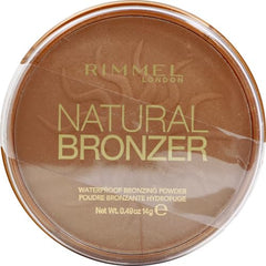 Rimmel Natural 022 Sun Bronze aplicación suave para rostro parejo.