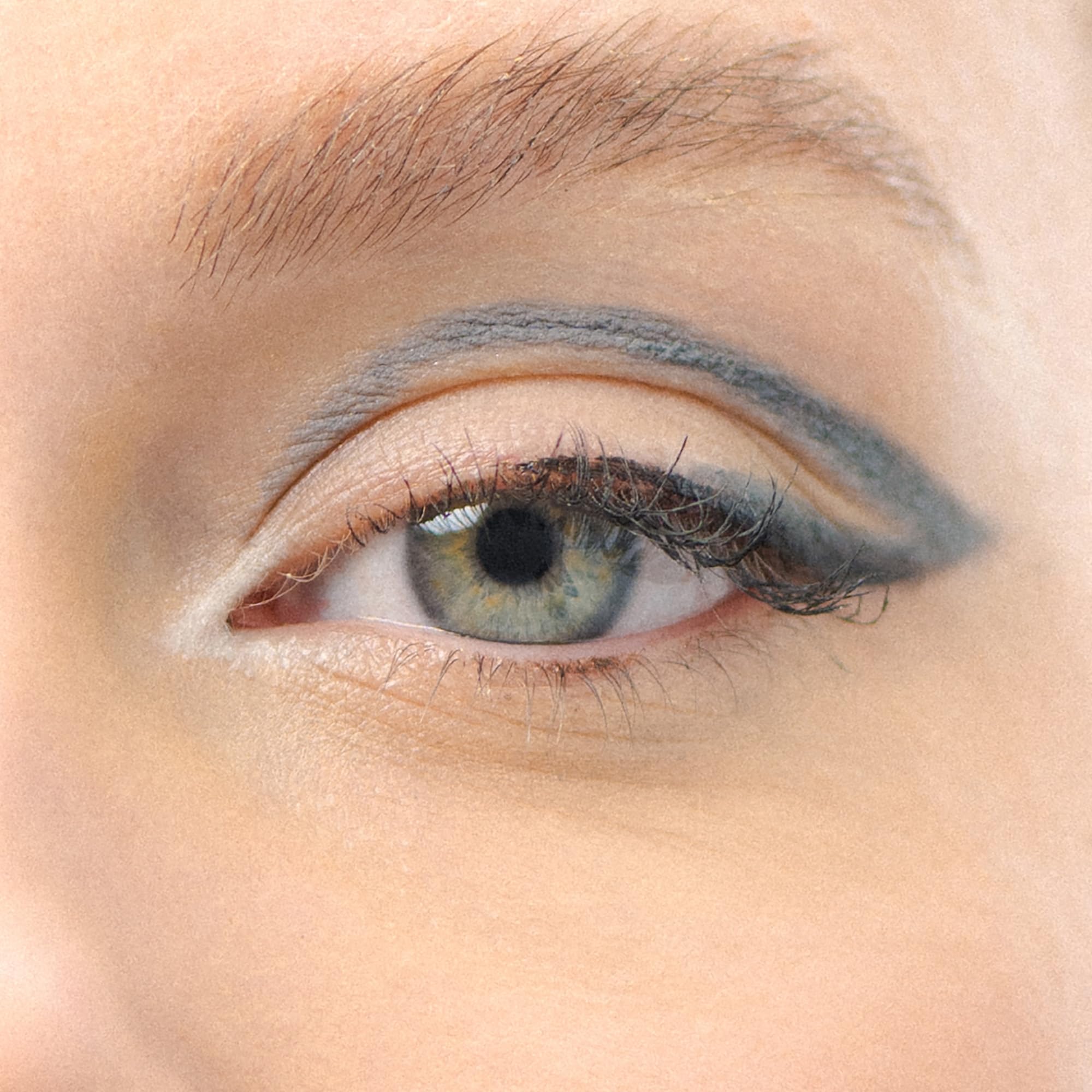 Rimmel Soft Kohl Eyeliner gris tormenta, color resistente al desvanecimiento.