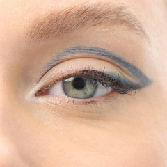 Rimmel Soft Kohl Eyeliner gris tormenta, color resistente al desvanecimiento.