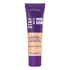 Rimmel Stay Matte Light Porcelain en bote, acabado mate duradero para piel grasa.