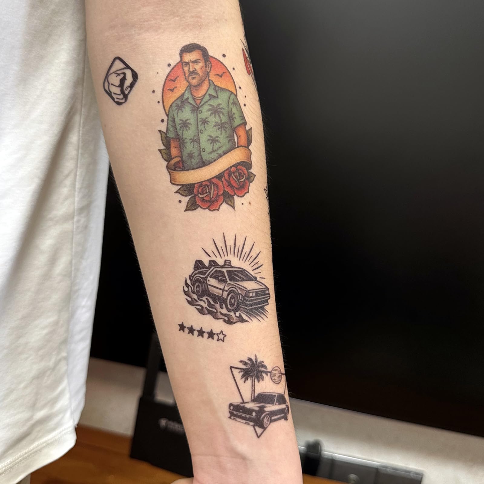 Roarhowl tatuajes retro anclas: toque náutico duradero para fiestas.