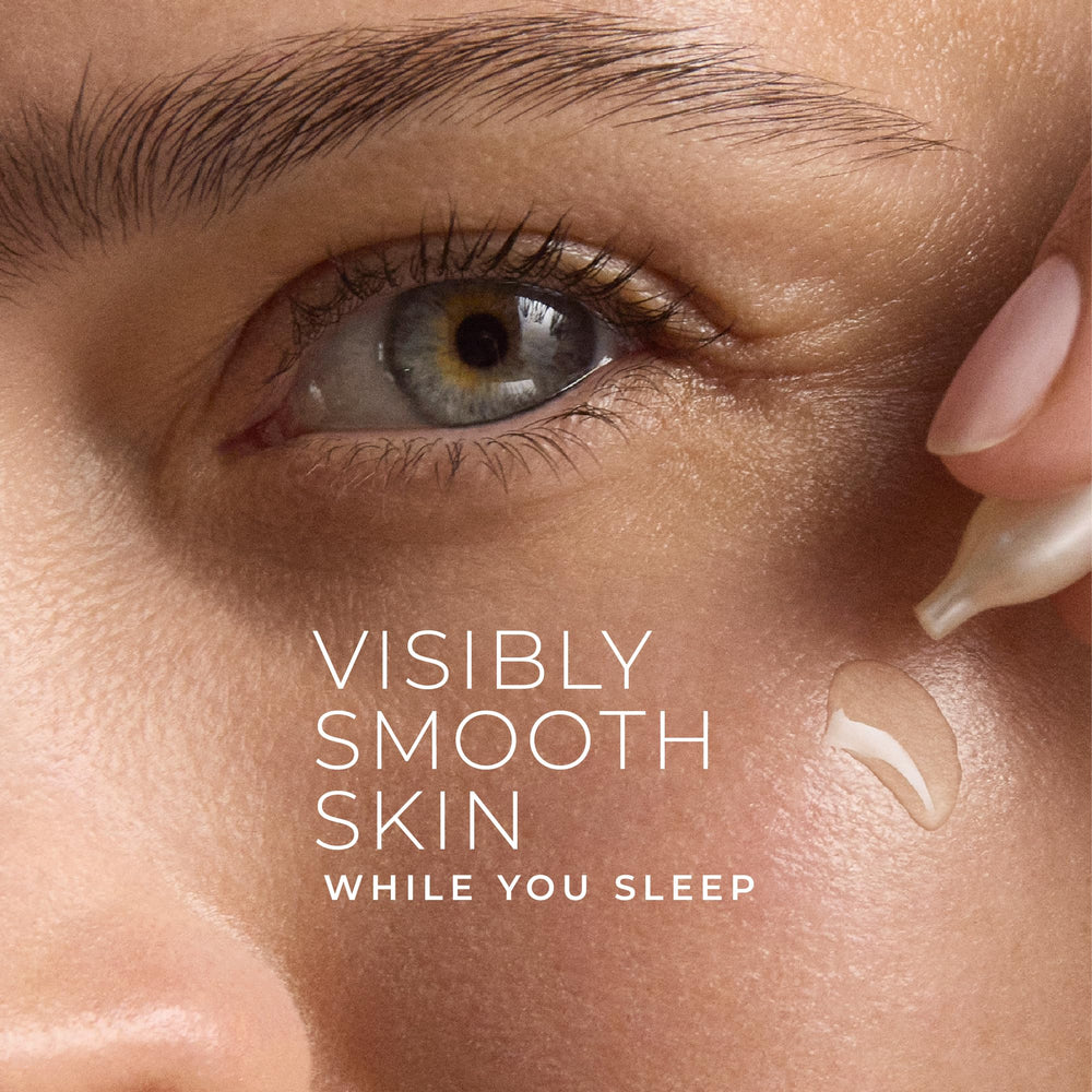 Cápsula nocturna RoC en primer plano entrega retinol para uso nocturno.
