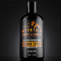 Aplicación en mano del Cedar Spice Todo-en-uno, uso práctico