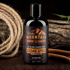 Textura de espuma del Cedar Spice Todo-en-uno para una limpieza suave
