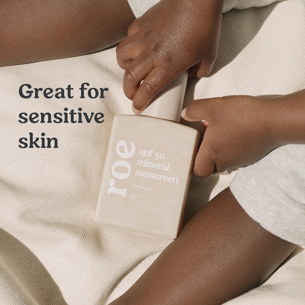 Textura cremosa de Roe Wellness para aplicación suave en piel sensible.