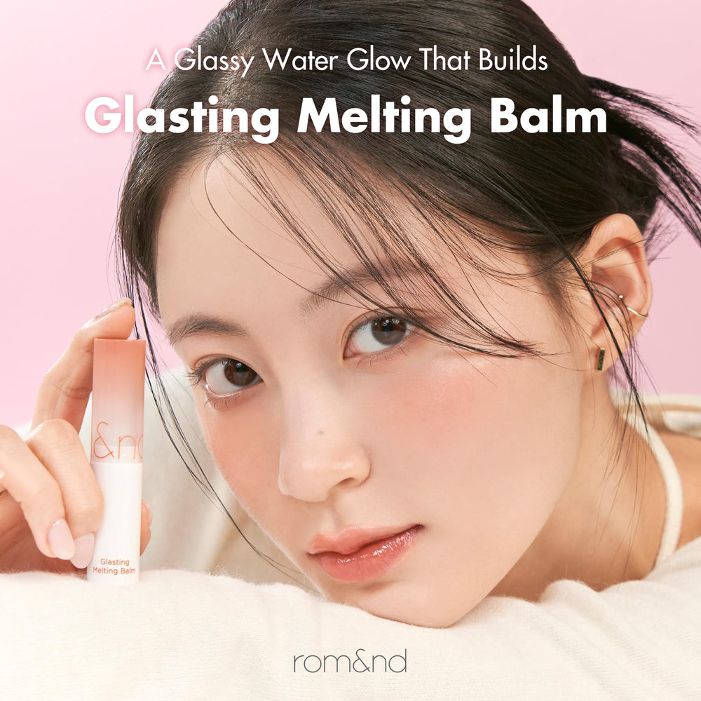 rom&nd GLASTING MELTING BALM 07 Mauve Whip retoque rápido con brillo ligero.