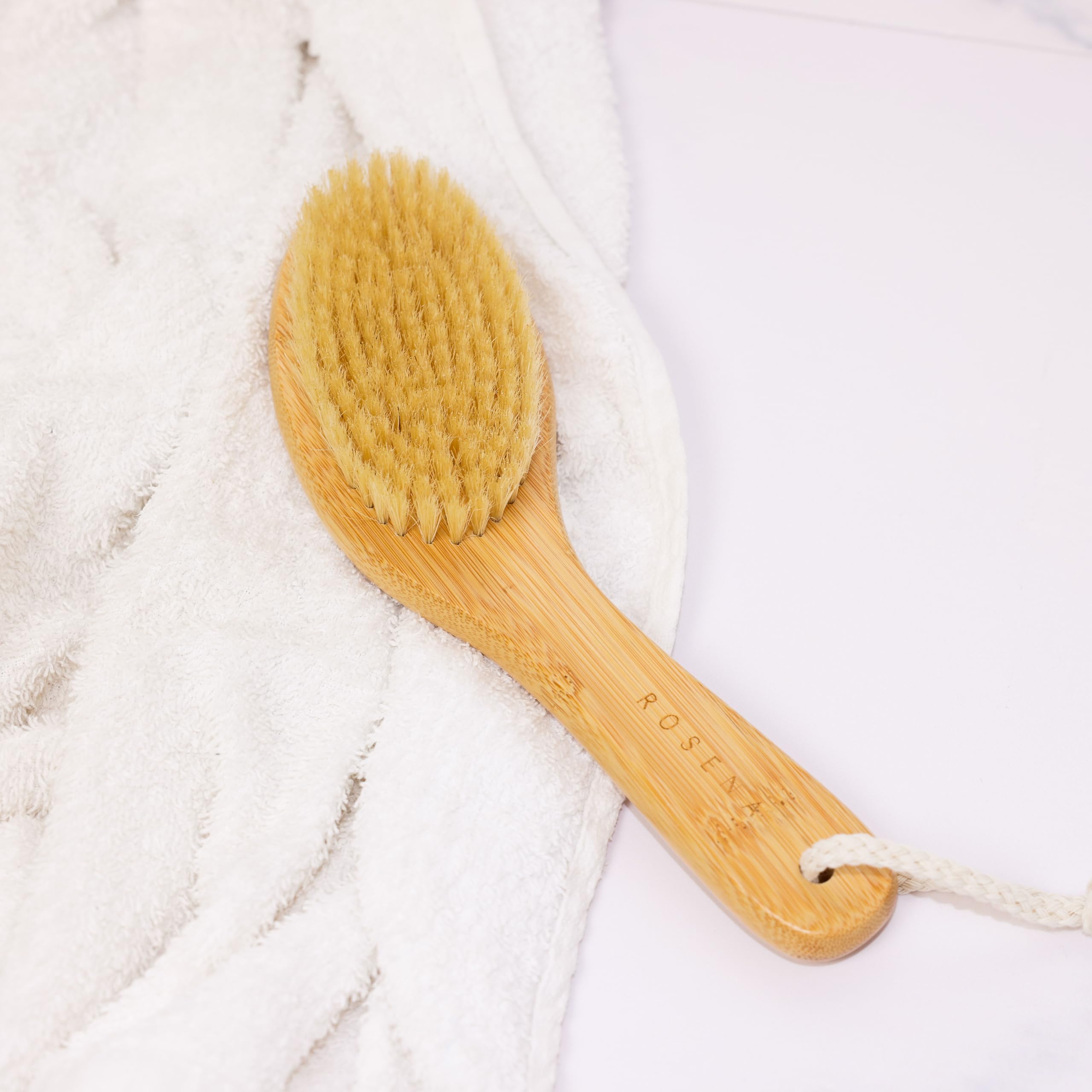 ROSENA exfoliación diaria deja piel suave tras la ducha.