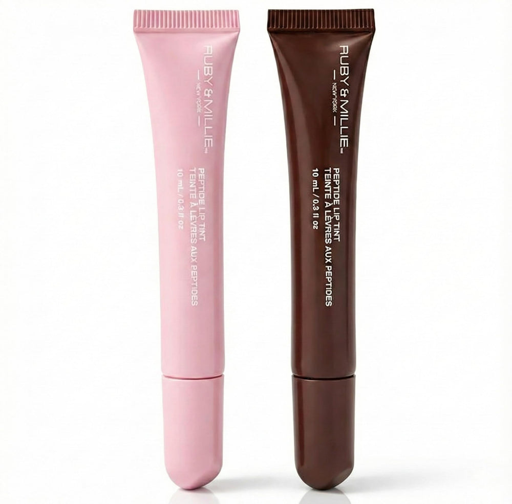 Tratamiento labial peptídico de Ruby & Millie en envase Bow Coffee, hidratación elegante para labios