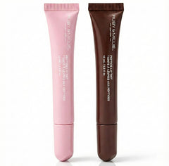 Tratamiento labial peptídico de Ruby & Millie en envase Bow Coffee, hidratación elegante para labios
