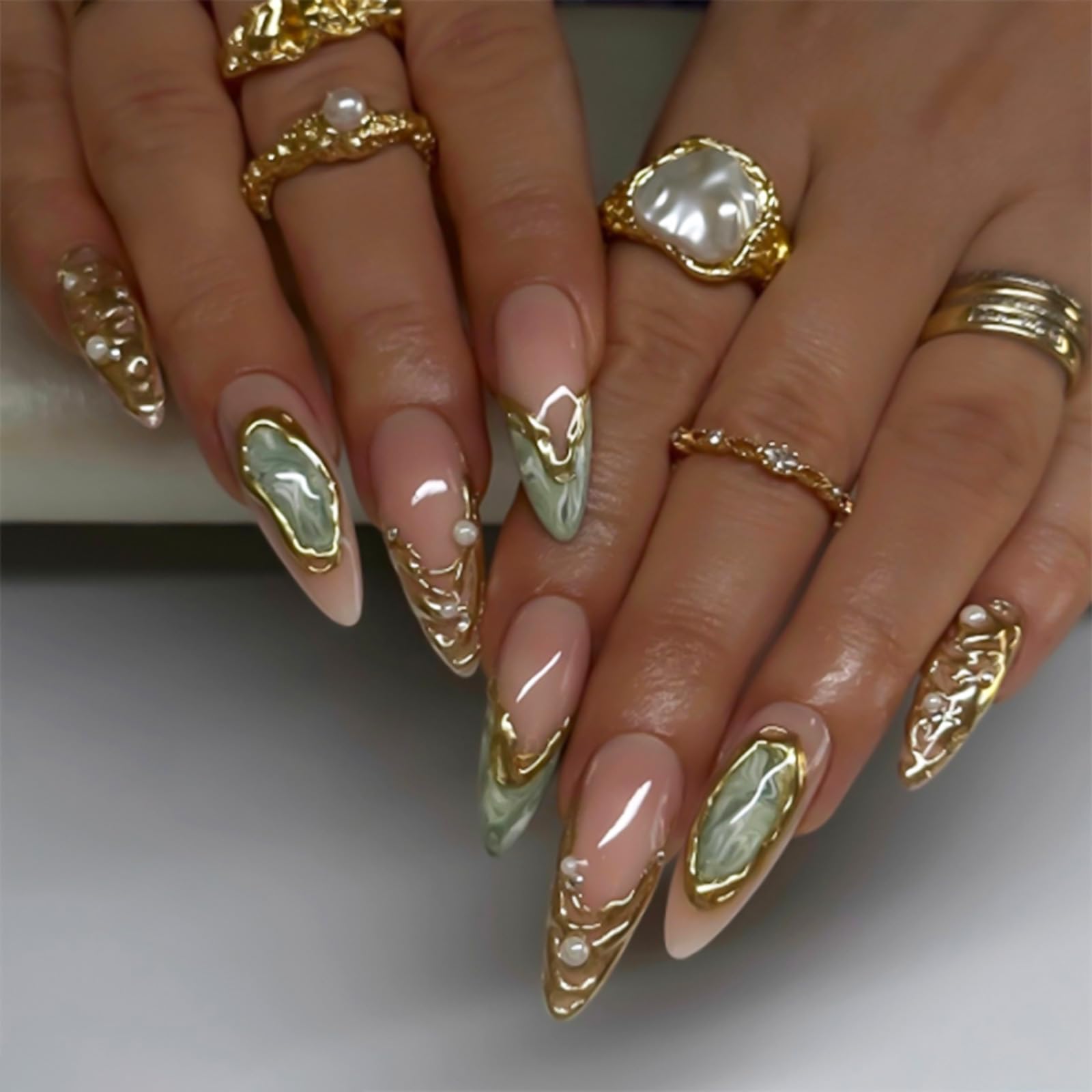 Uñas postizas RUOKEXIN en forma almendra con brillo dorado para un look elegante.