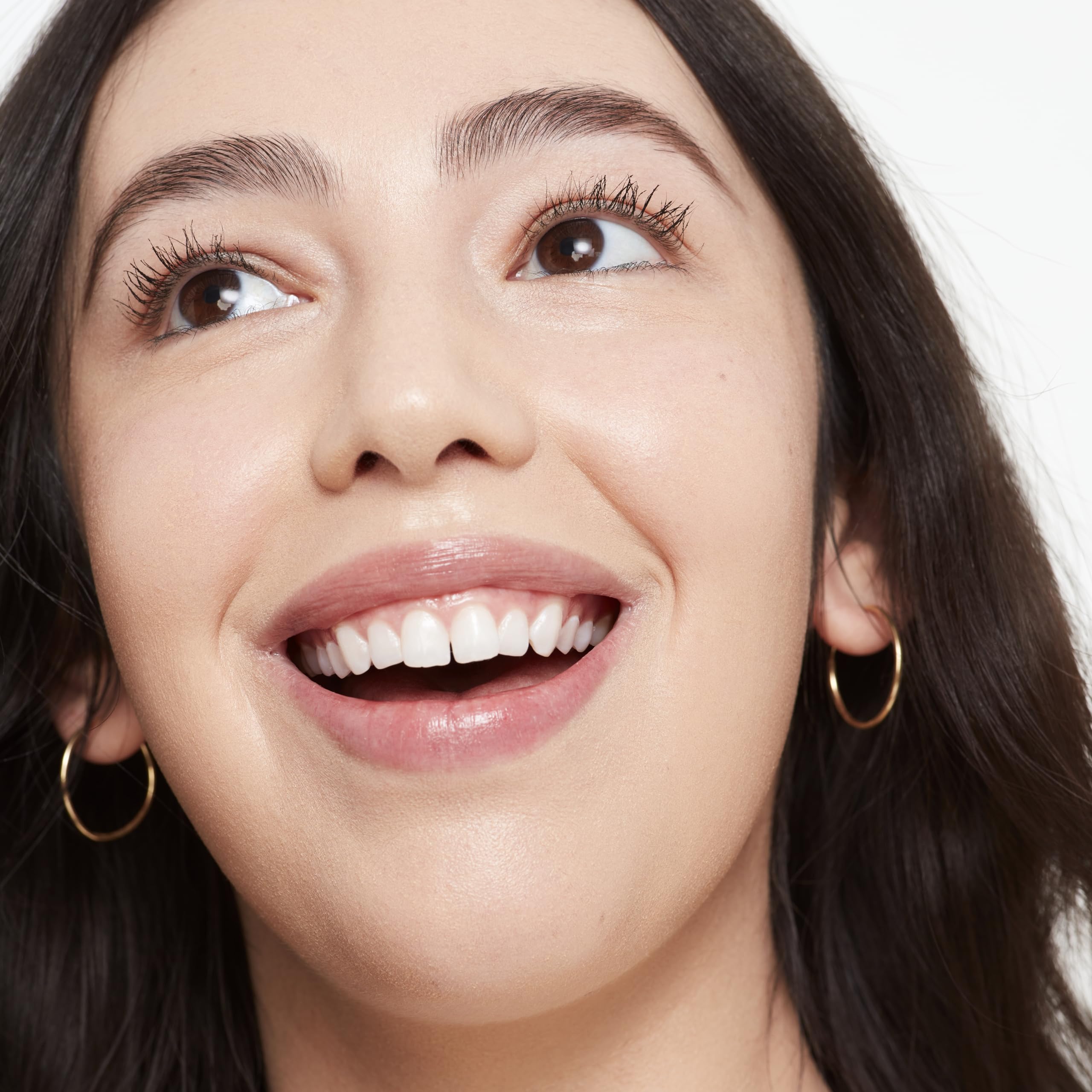 Saie Glowy Super Skin Tint, textura ligera que se funde con la piel.