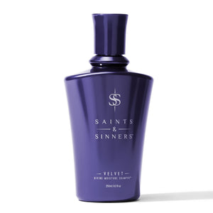 Saints & Sinners Velvet Divine Shampoo presenta la botella con vertido suave, apta para cabello seco.