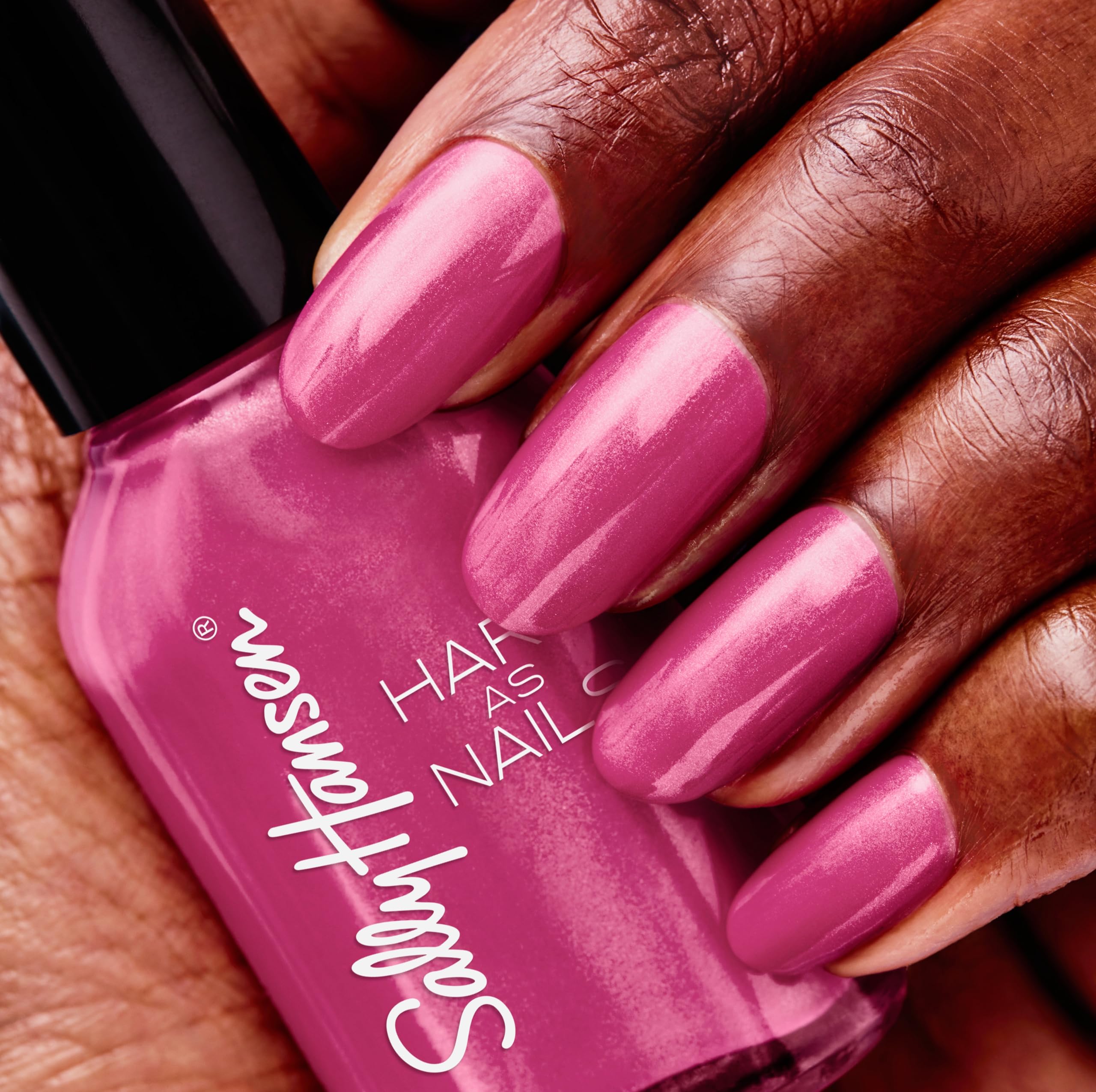 Aplicación con pincel del esmalte Sally Hansen Iridiscente Mar
