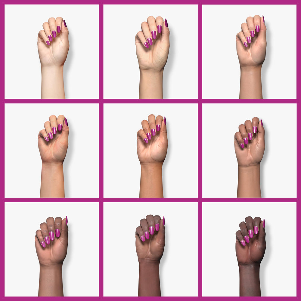 Uñas pintadas con Sally Hansen Color Therapy Rosy Glow para un look fresco.