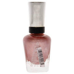 Esmalte Sally Hansen Raisin The Bar con brocha precisa para aplicación rápida.