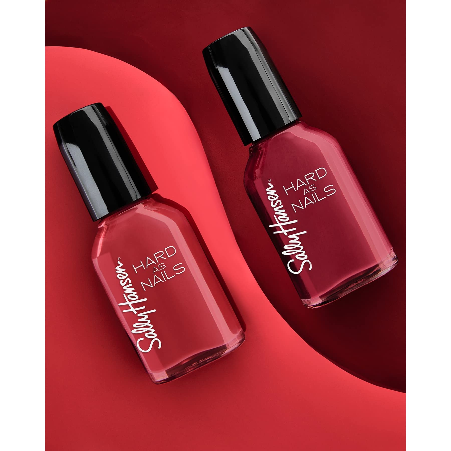 Uñas pintadas con color iridiscente, brillo y protección ligera contra desgaste.