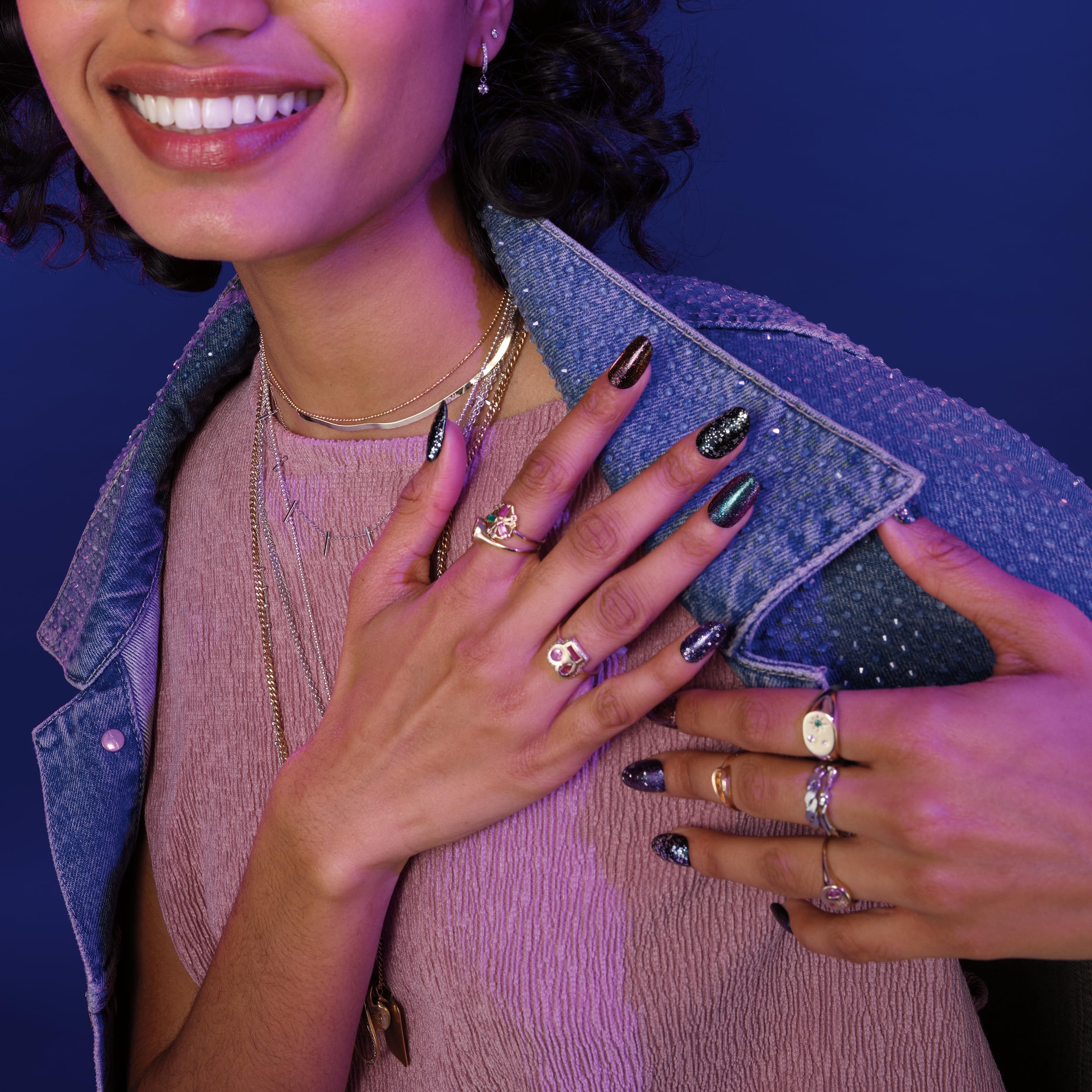 Sally Hansen Insta-Dri muestra cromada dorada, ideal para looks festivos.