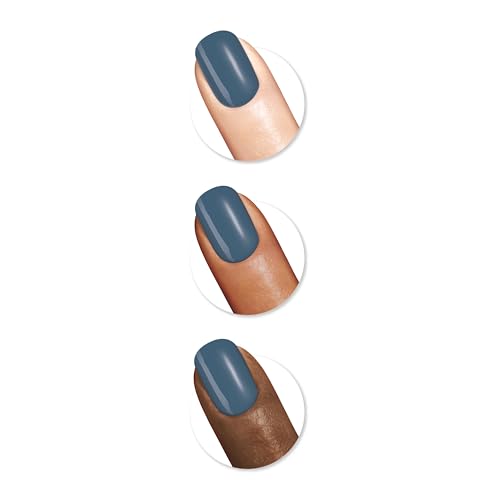 Aplicación precisa con pincel para manicura en casa