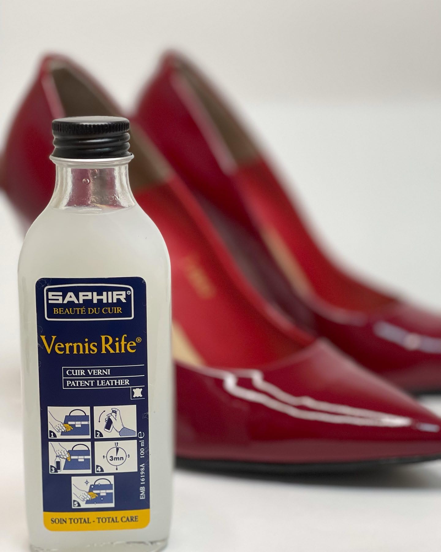 SAPHIR Vernis Rife: aplicación con paño suave para acabado duradero