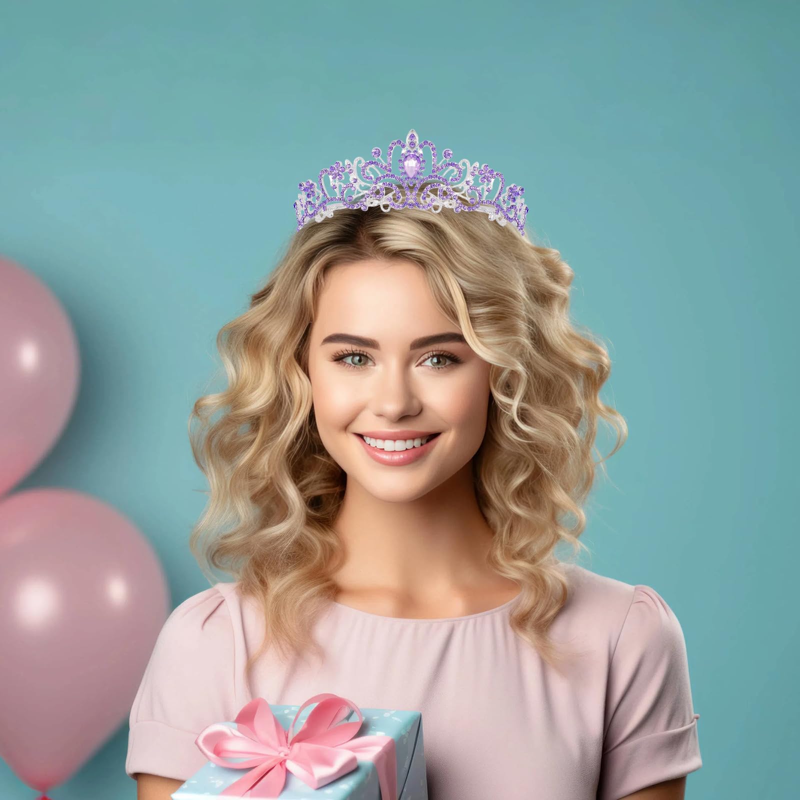 Schmoopy tiara acabado metálico brillante, transmite lujo y estilo sin esfuerzo.