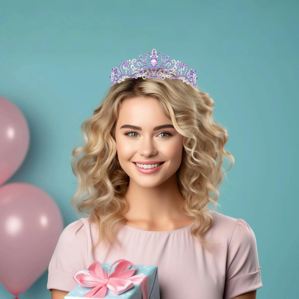 Schmoopy tiara acabado metálico brillante, transmite lujo y estilo sin esfuerzo.
