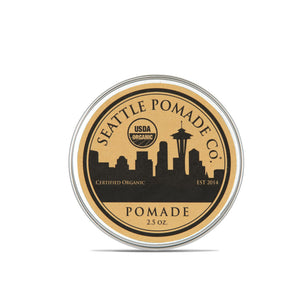 Seattle Pomade Co. pomada orgánica en envase, acabado natural suave.