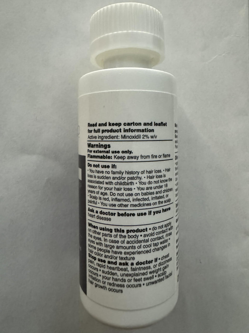Mujer con melena saludable gracias a Shapiro MD Minoxidil 2%
