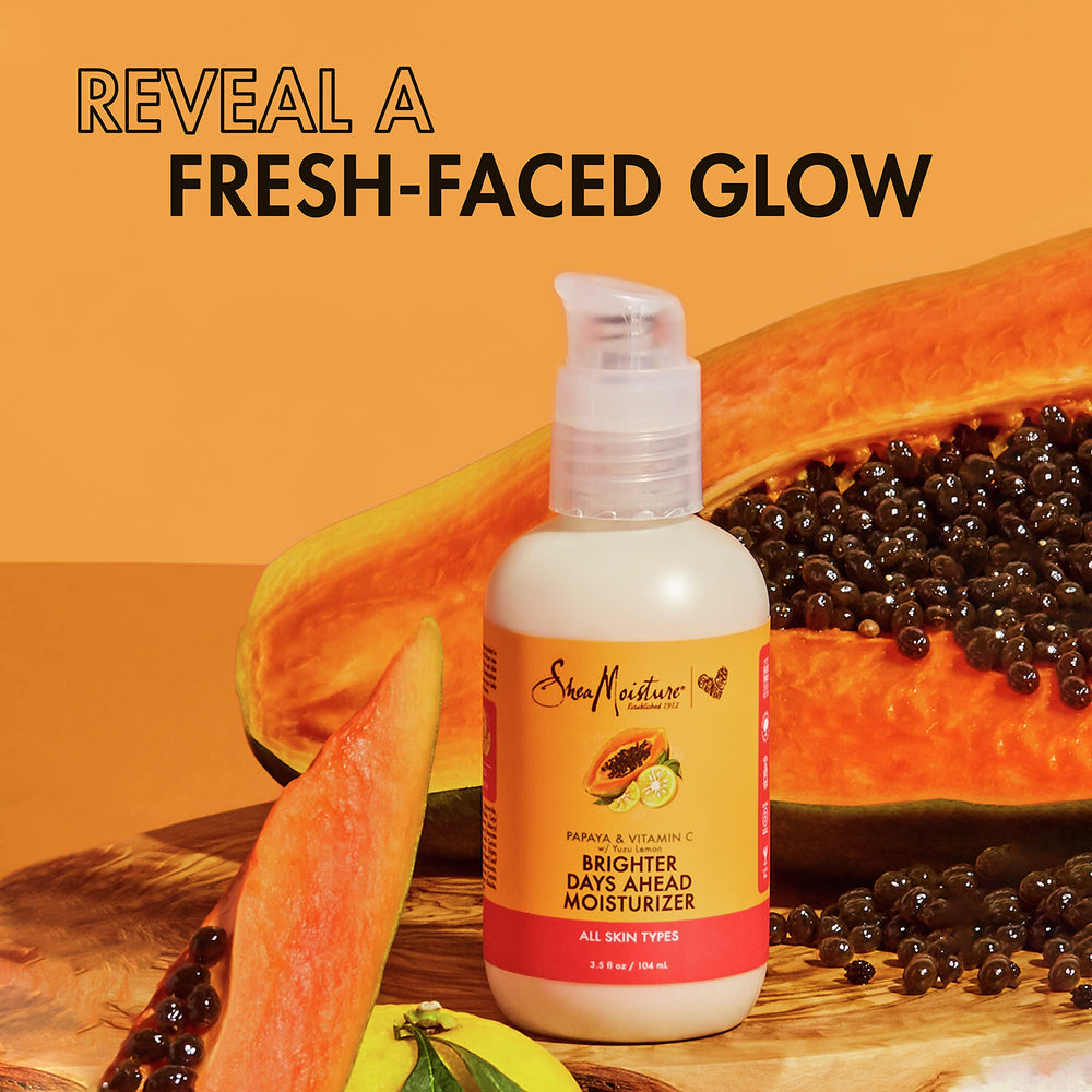 Aplicación de crema SheaMoisture con movimientos ascendentes para mejor absorción facial.