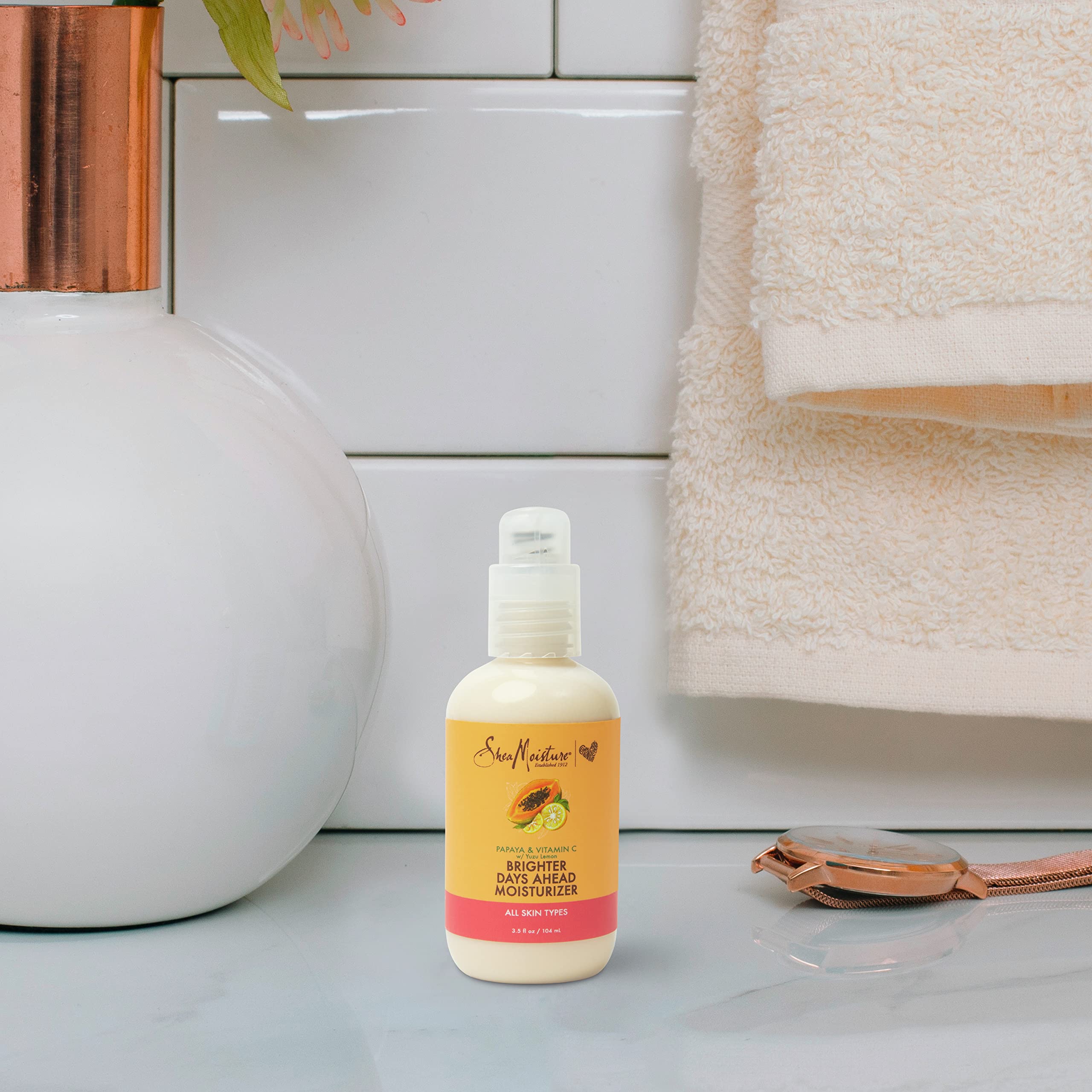 Frutas papaya y vitamina C en crema facial SheaMoisture para piel luminosa.