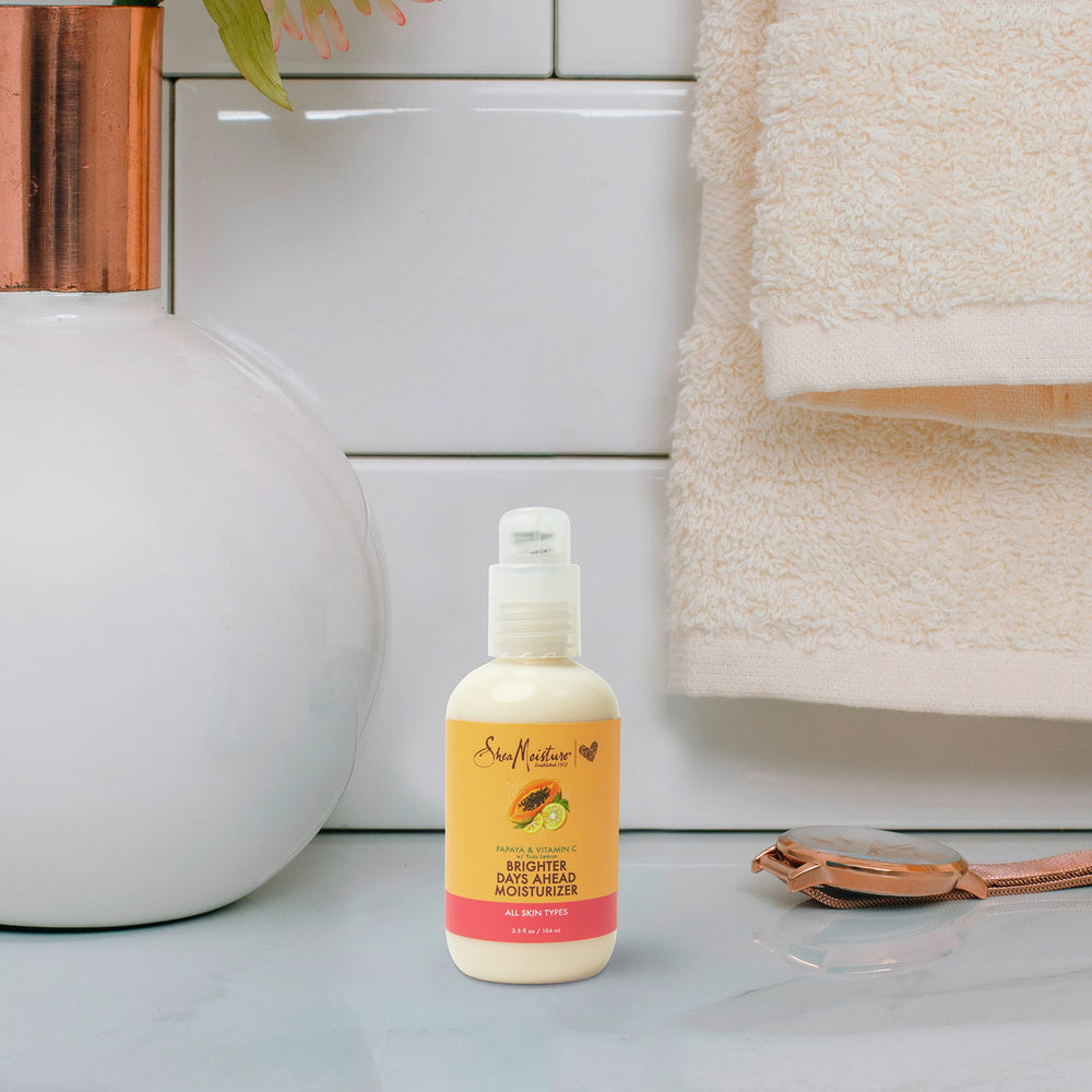 Frutas papaya y vitamina C en crema facial SheaMoisture para piel luminosa.