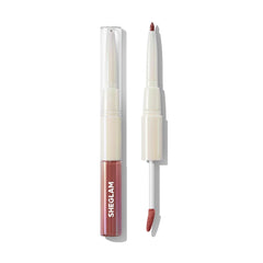 SHEGLAM 2-en-1 delineador-brillo-labios visto en la mano para retoques rápidos