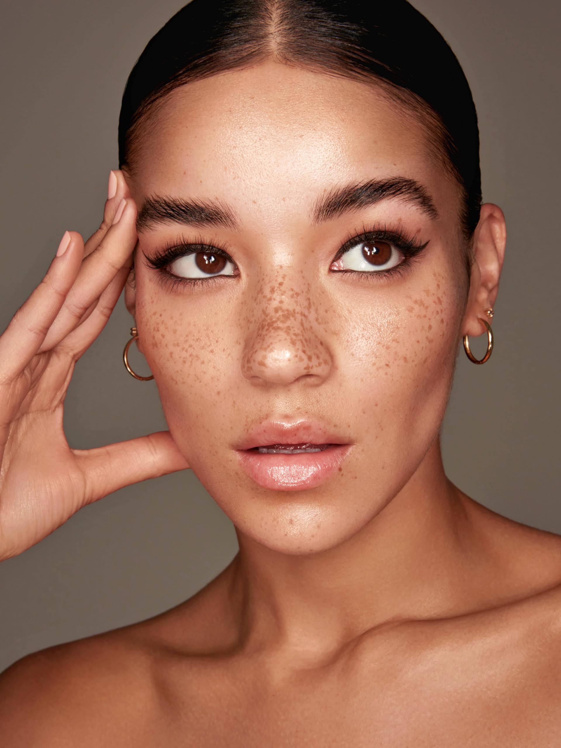 SHEGLAM Acabado mate que dura todo el día para cejas definidas.