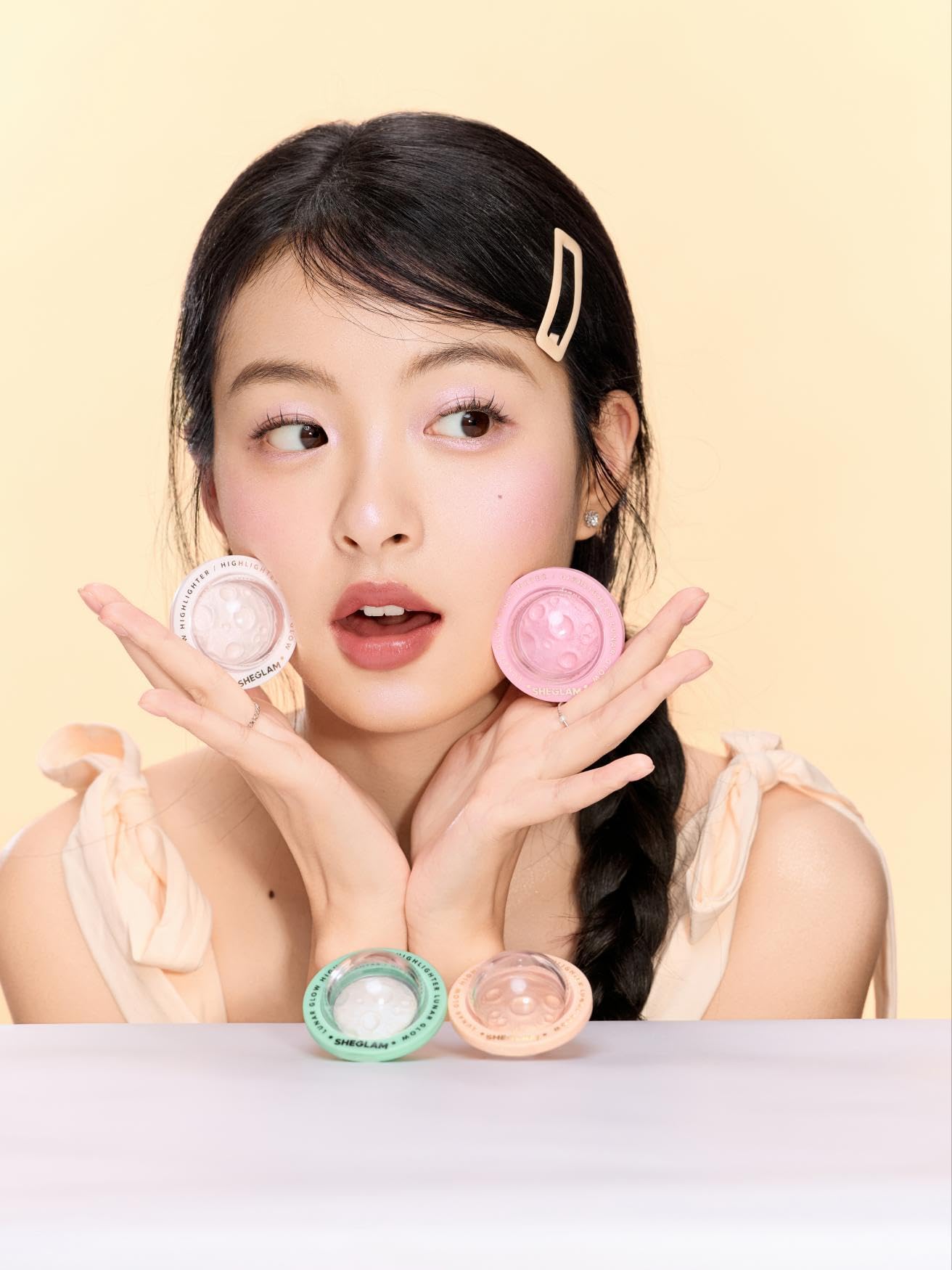 SHEGLAM Lunar Glow adecuado para rostro y cuerpo con acabado luminoso.