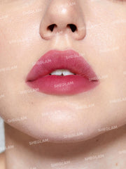 Textura cremosa de SHEGLAM tint para acabado suave y natural.