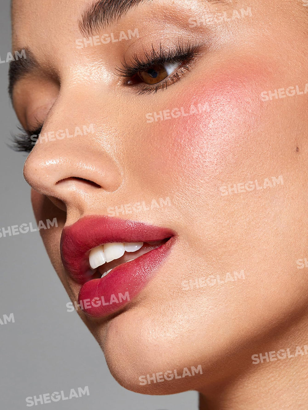 Tono cálido de SHEGLAM Its Chili realza rasgos con brillo suave.