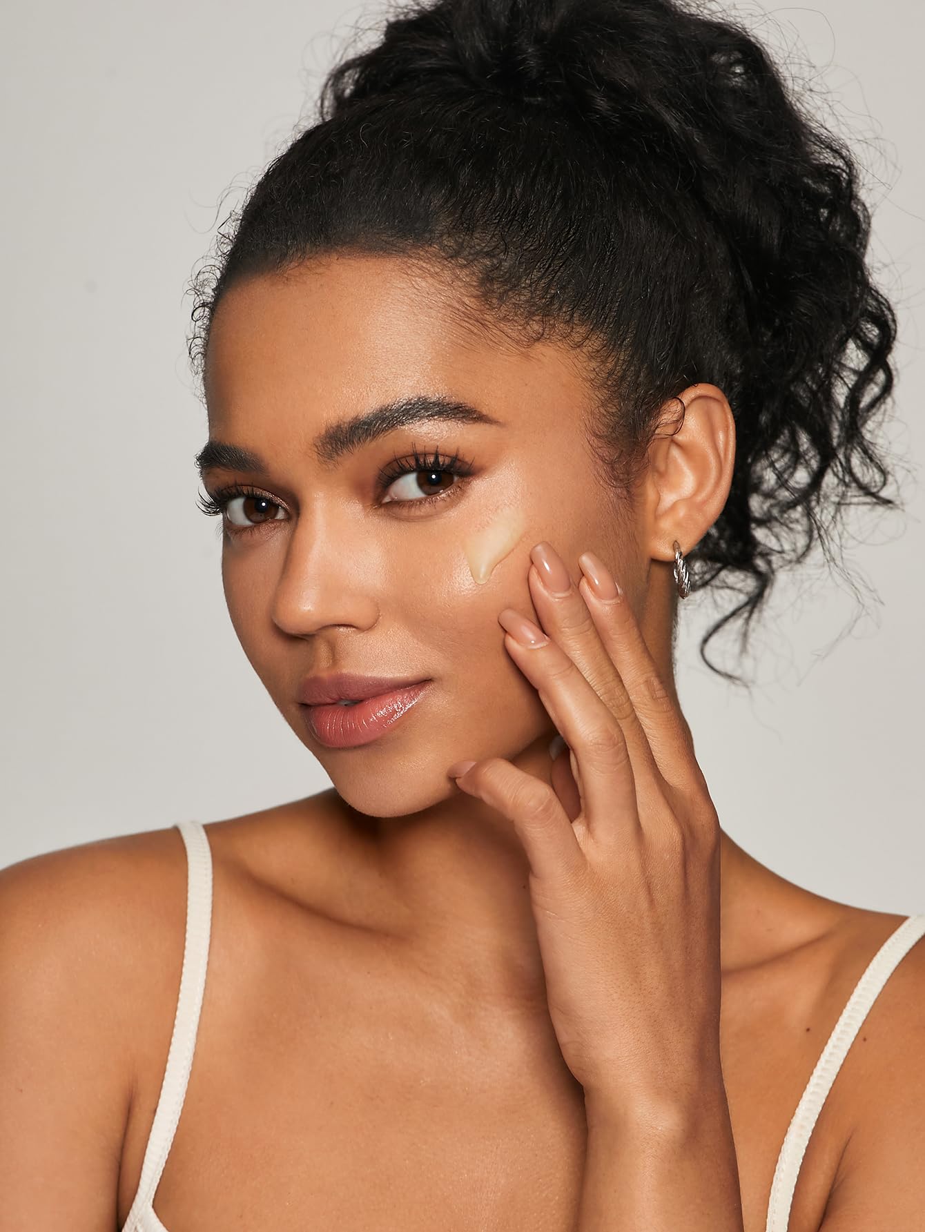 SHEGLAM Good Grip facilita una base uniforme para un acabado natural
