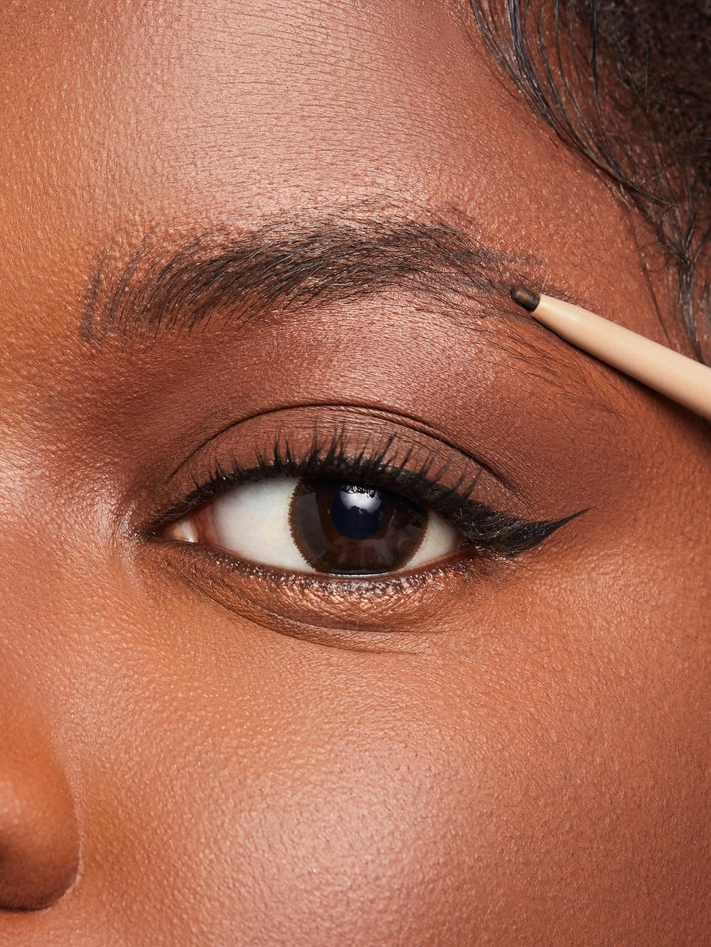 SHEGLAM Ingredientes activos con efectos antiinflamatorios en cejas.