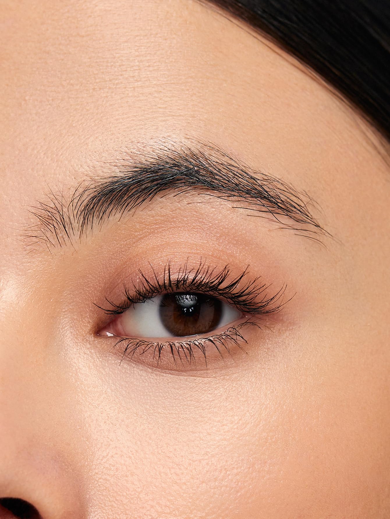 Ingredientes activos con efectos antiinflamatorios para cejas limpias.