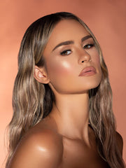 SHEGLAM iluminador sobre las mejillas aporta brillo sutil y natural