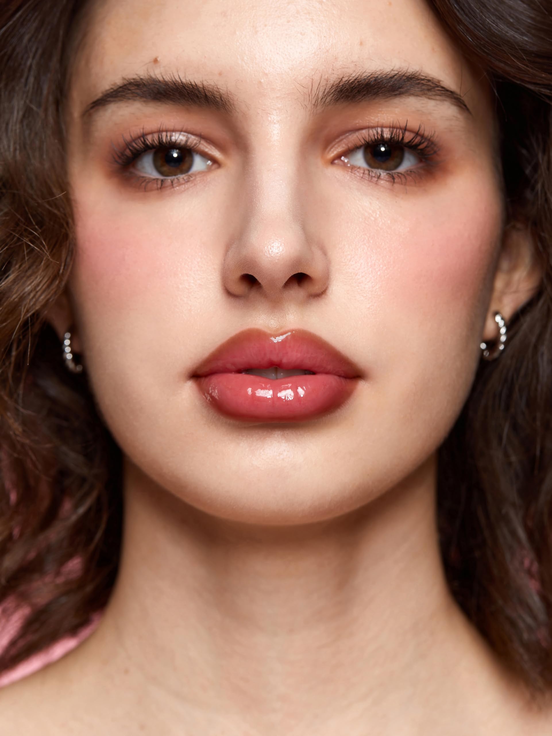 SHEGLAM mujer aplicando delineador y brillo en labios