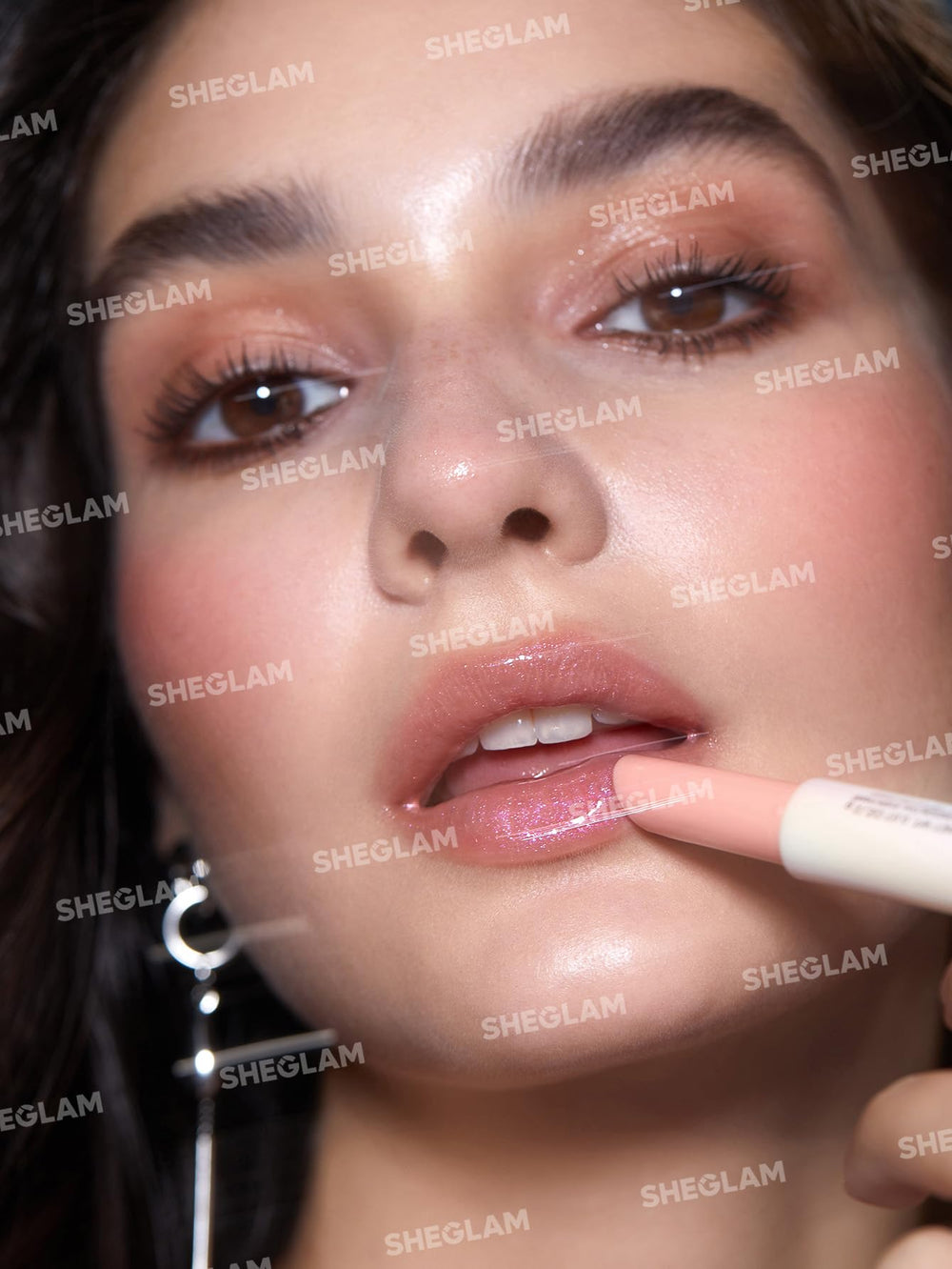 SHEGLAM Pout-Perfect Aplicación suave para tono uniforme en cada pasada