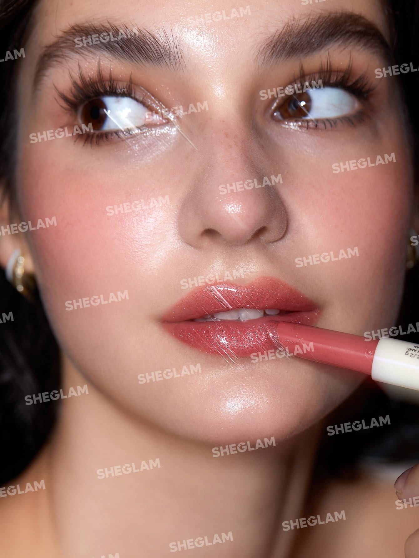 SHEGLAM Pout-Perfect muestra color rosa flamenco con acabado brillante