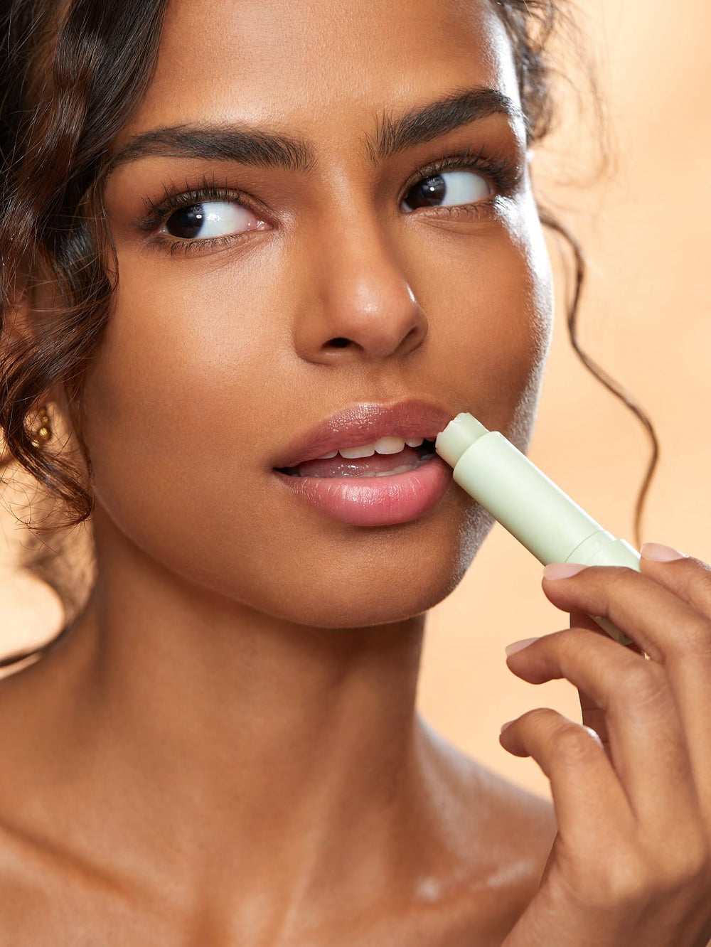 SHEGLAM Pout PHresh envase ergonómico facilita la aplicación precisa.