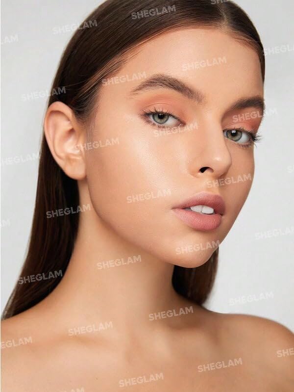 SHEGLAM stick de contorno en crema ofrece alto pigmento para un contorno definido.