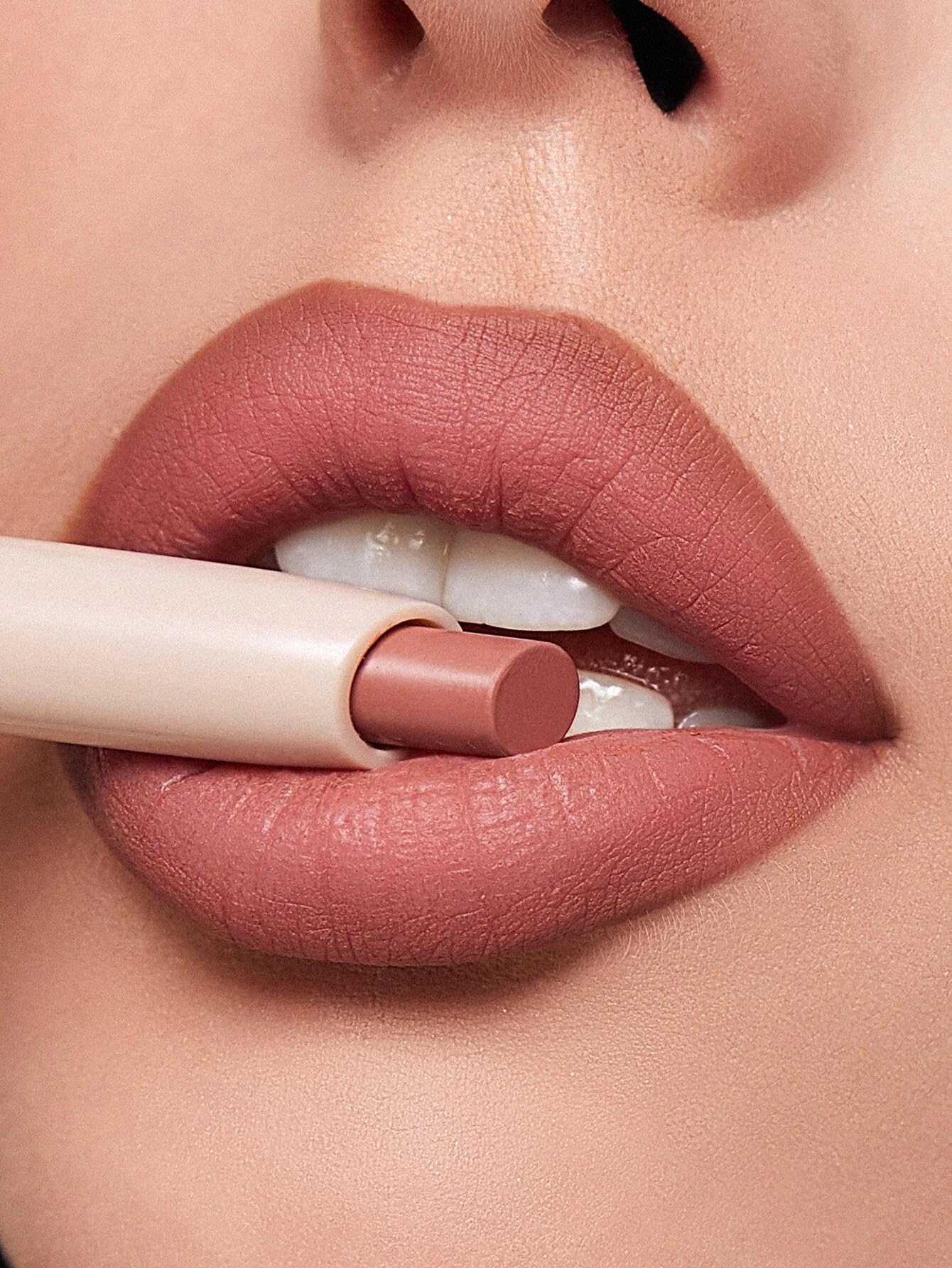 SHEGLAM swatch-labial-soft-chai muestra color real y acabado mate