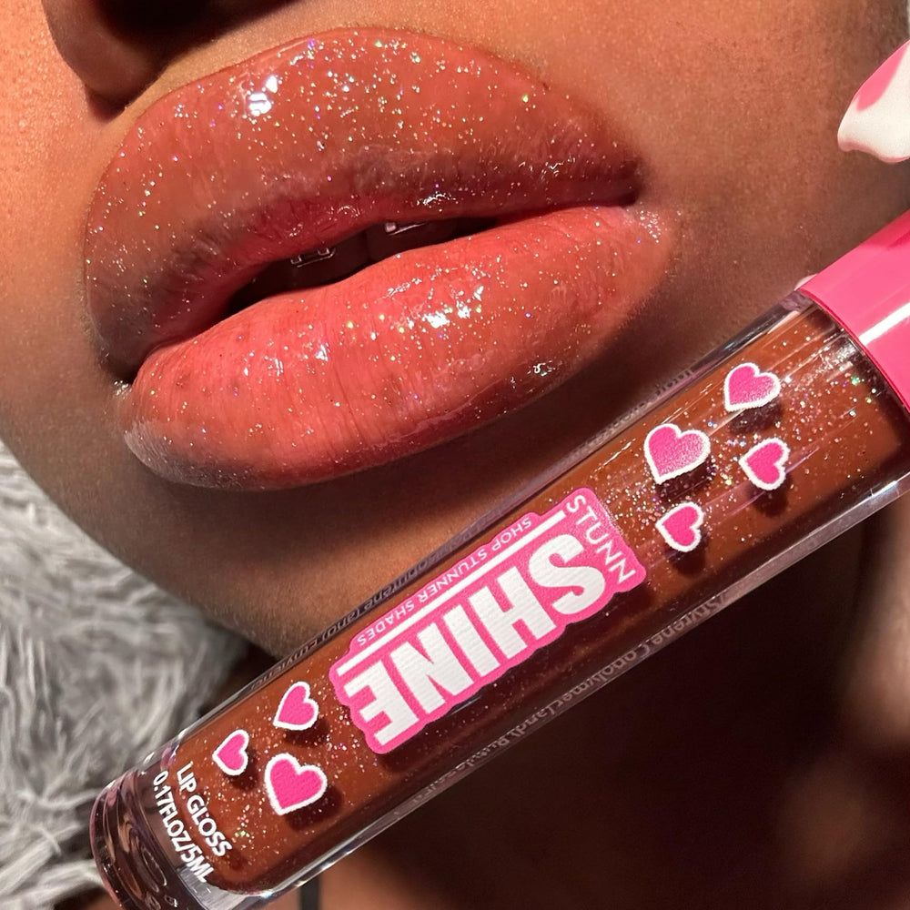 Aceite de coco en Stunn Shine aporta hidratación y suaviza los labios.