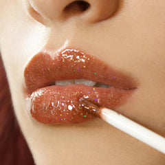Destellos irisados en Stunn Shine para labios vibrantes y duraderos.
