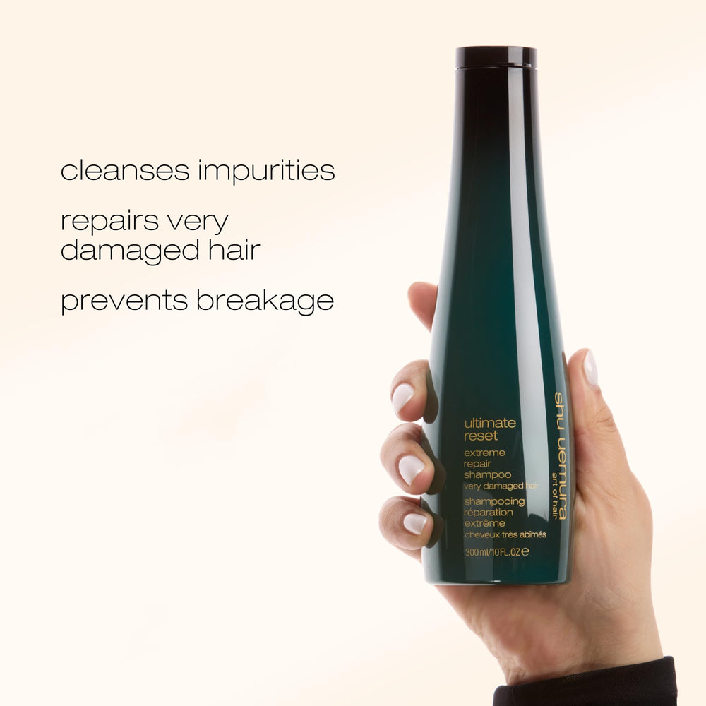 Textura cremosa de Shu Uemura Art of Hair, emulsiona para limpieza suave.