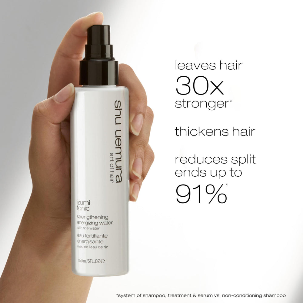 Shu Uemura Izumi Tonic aplicación en cabello ligeramente húmedo para distribución uniforme.
