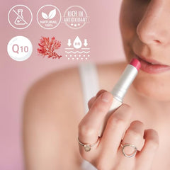 Textura cremosa del bálsamo Simple Sophistication Tallow que suaviza y protege los labios.